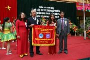 VS Nguyễn Ngọc Nội tặng trường THCS Thanh Quan cờ lưu niệm, nhân kỉ niệm 100 năm ngày thành lập trường